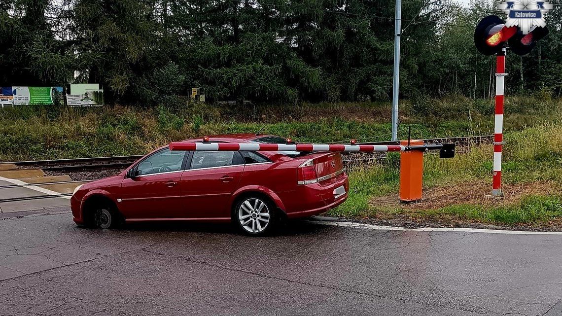 Autu na přejezdu v Polsku upadlo kolo. Usilovný pokus o záchranu vozu zachytila kamera